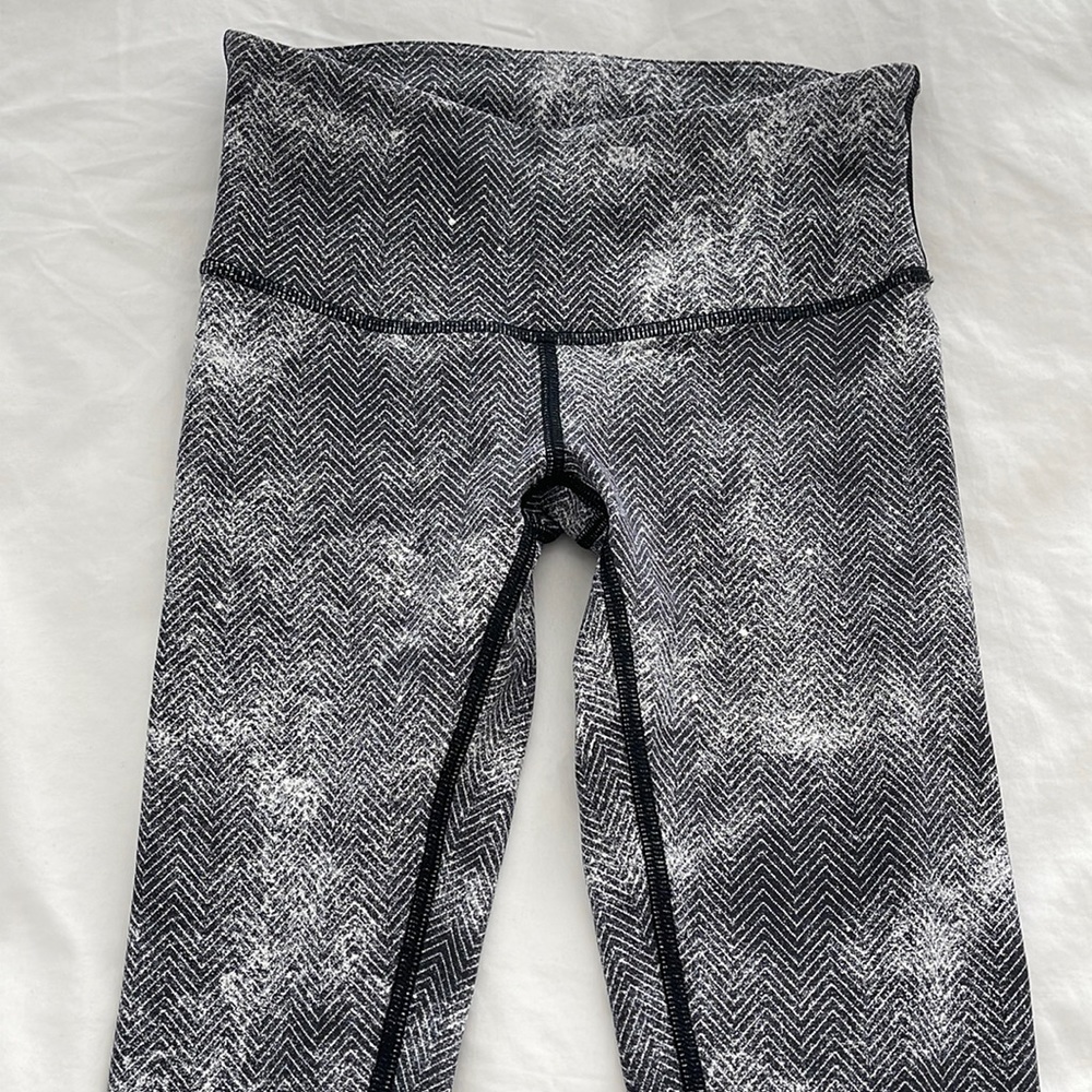 LULULEMON SIZE 2 LEGGINGS NEVER WORN